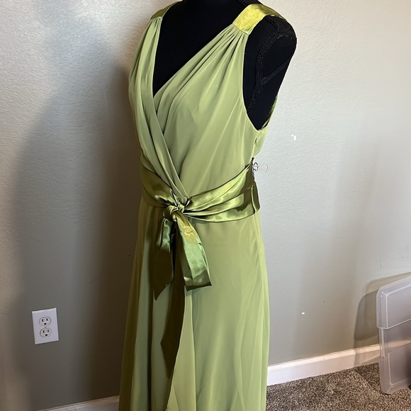 Evan Picone | Light Green Sleeveless V-Neck Chiffon Cocktail Dress (Size 16W) - Picture 3 of 7